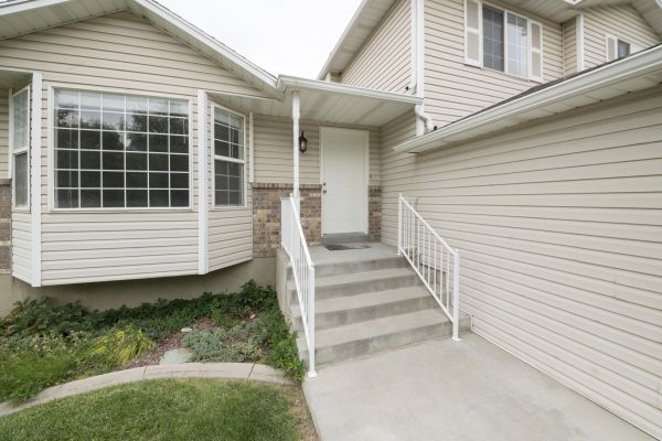 Professional White Vinyl Siding Replacement